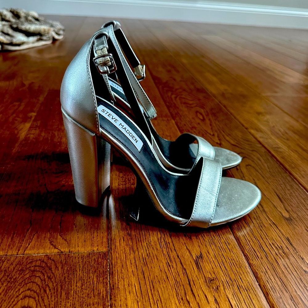 NWOT Steve maddens women’s open toed heels size 7.5 in silver